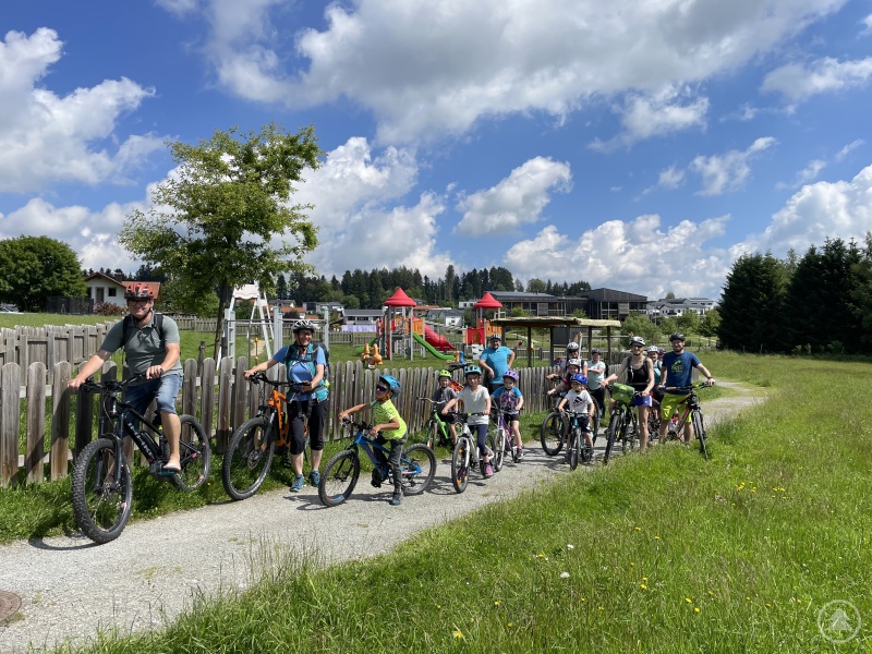 Im Team „Waldkindergarten Wolfsteiner Woidschratzl“ sind auch die jüngsten Radlerinnen und Radler des Landkreises fleißig vertreten und haben zur Halbzeit bereits über 2.700 km erzielt.
