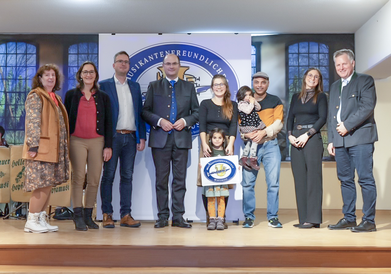 Die Vertreter des Arbeitskreises Musikantenfreundliches Wirtshaus freuen sich über neue teilnehmende Wirtshäuser aus Niederbayern: (v. l.) Rita Mautz (DEHOGA Niederbayern), Veronika Keglmaier und Dr. Clemens Knobling (Kulturreferat Bezirk Niederbayern), Heimatminister Albert Füracker, Familie Geigenberger-Malik vom Julbacher Gasthaus Zum Neuen Kirchenwirt, Anna Pauli vom Bräustüberl Freyung und Dr. Rudolf Neumaier vom Bayerischen Landesverein für Heimatpflege e. V.