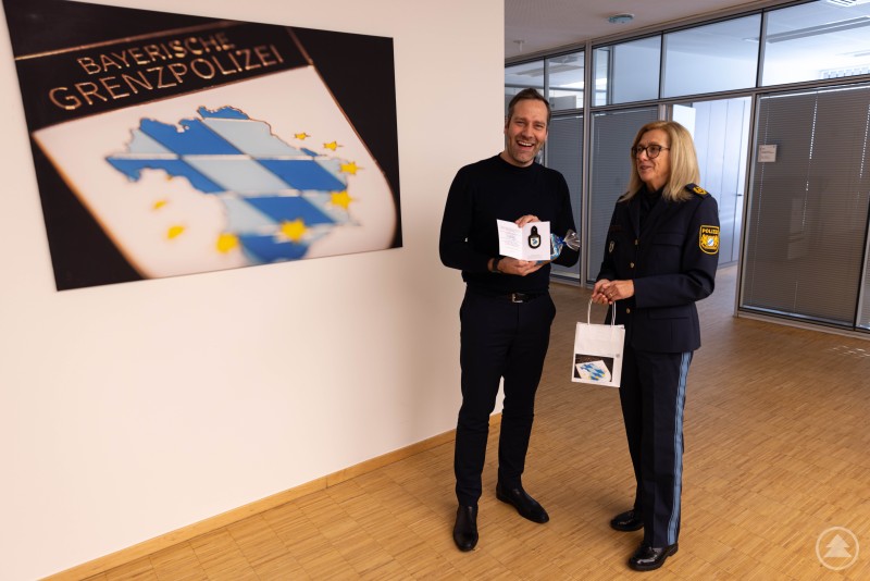 Übergabe des Gastgeschenkes (Verbandsabzeichen der Bayerischen Grenzpolizei)