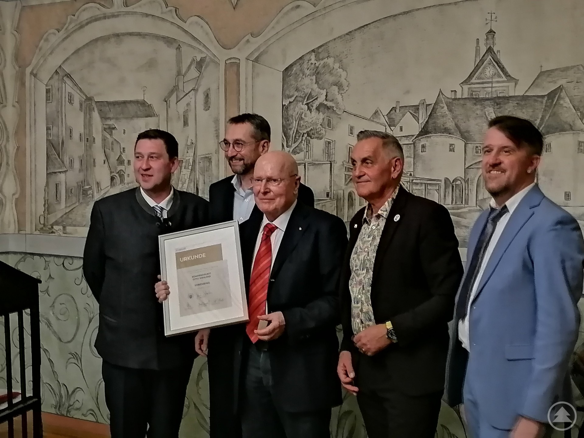 3. Vizebürgermeister Stefan Schneebauer, 1. Vizebürgermeister Mag. Christoph Danner, Kommerzialrat Otto Weyland, Bürgermeister Günter Streicher und 2. Vizebürgermeister Mag. Stefan Wimmer bei der Verleihung des Ehrenringes der Stadt Schärding.