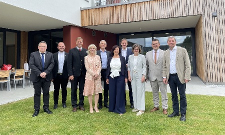 Einweihung eines Inklusions-Leuchtturms in Regen