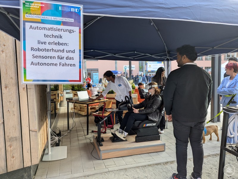 Stand mit Automatisierungstechnik beim Tag der offenen Hochschule in Deggendorf