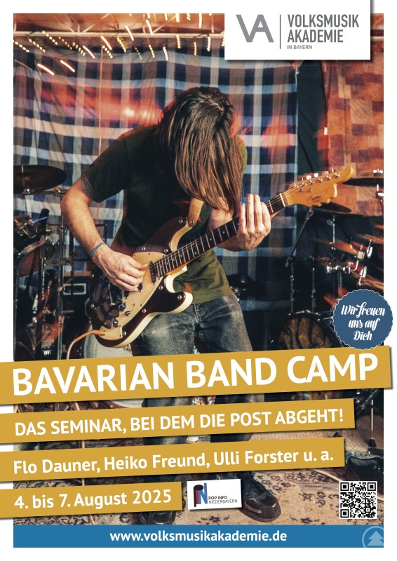 Gitarren-Power mit Leidenschaft: Das Bavarian Band Camp 2025 bringt Pop, Rock und Jazz nach Freyung. Ein Gitarrist spielt mit voller Energie auf einer E-Gitarre auf einer Bühne mit kariertem Hintergrund und warmem Licht.