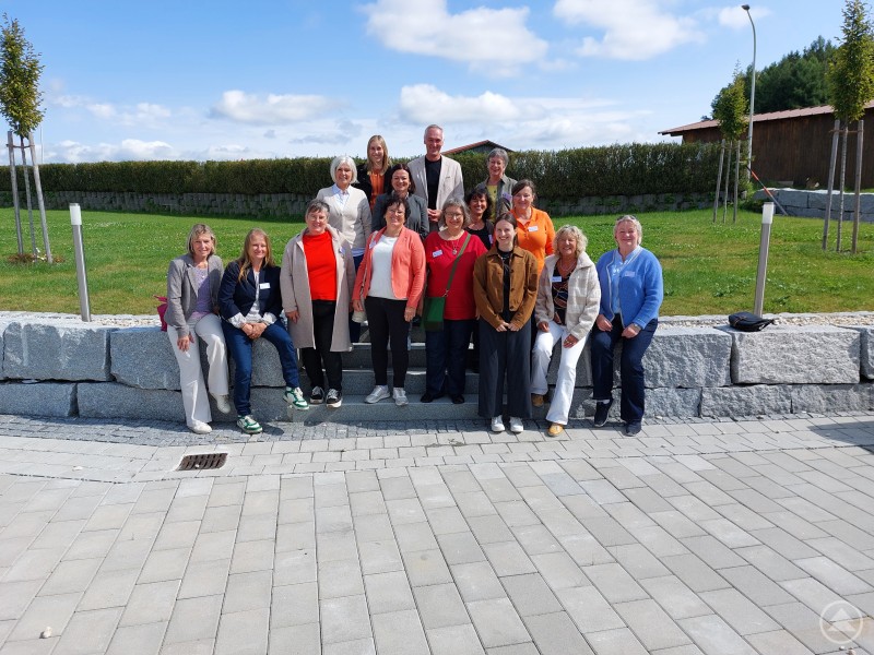 Nach einem Tag voller Eindrücke und Impulse versammelten sich die Teilnehmerinnen zum Gruppenfoto in Thurmansbang. Gruppenfoto der Teilnehmerinnen des 7. Ilzer-Land-Gemeinderätinnen-Treffens vor sonniger Kulisse in Thurmansbang.