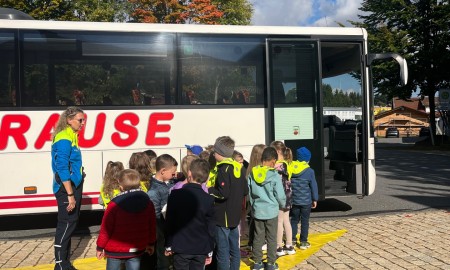 Gefahren erkennen und sicher unterwegs: Bustraining mit der Polizei begeistert Grundschüler