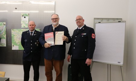 Feuerwehr Grubweg ernennt Oberb&uuml;rgermeister J&uuml;rgen Dupper zum Ehrenmitglied