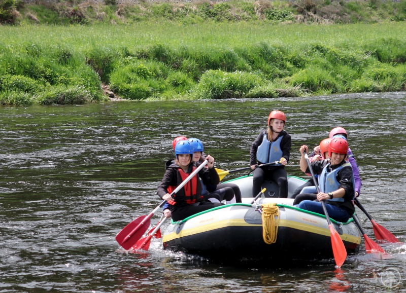 Ein letztes Mal kräftig paddeln, das Boot steuert aufs Ufer zu.