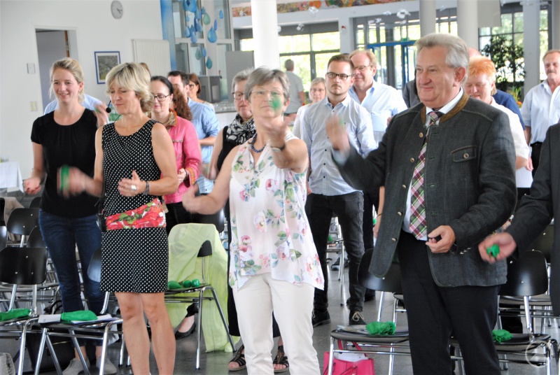 Hatten sichtlich Spaß beim Jonglieren: LAG-Managerin Dr. Ursula Diepolder, BLSV-Vorsitzende und stellv. Landrätin Gerlinde Kaupa und Landrat Franz Meyer.