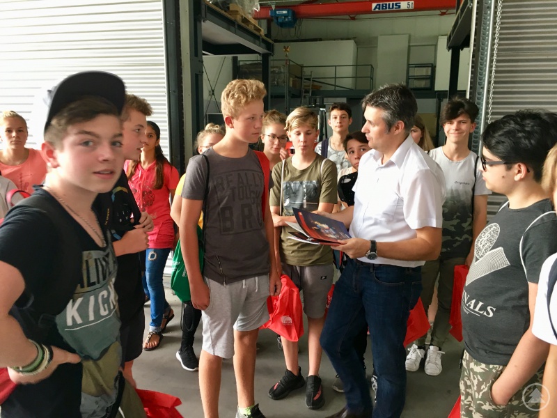 Technischer Leiter Markus Schreder (3. v.r.) erläuterte die Konstruktionsabläufe von Glasschmelzöfen.