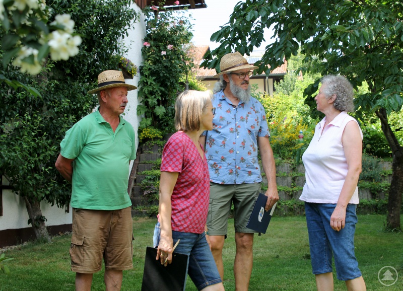 Hermann (li.) und Roswitha Ruder (re.) führten Rosemarie Wagenstaller und Klaus Eder durch den Garten. Im Hintergrund ist der besonders gelungene Spalierbaum zu sehen.