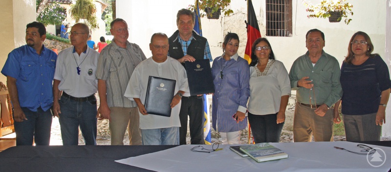 Unter den Augen vieler Nationalparkvertreter wurde die Kooperationsvereinbarung von Nationalparkleiter Franz Leibl und Vize-Umweltminister Ángel Ibarra unterschrieben.