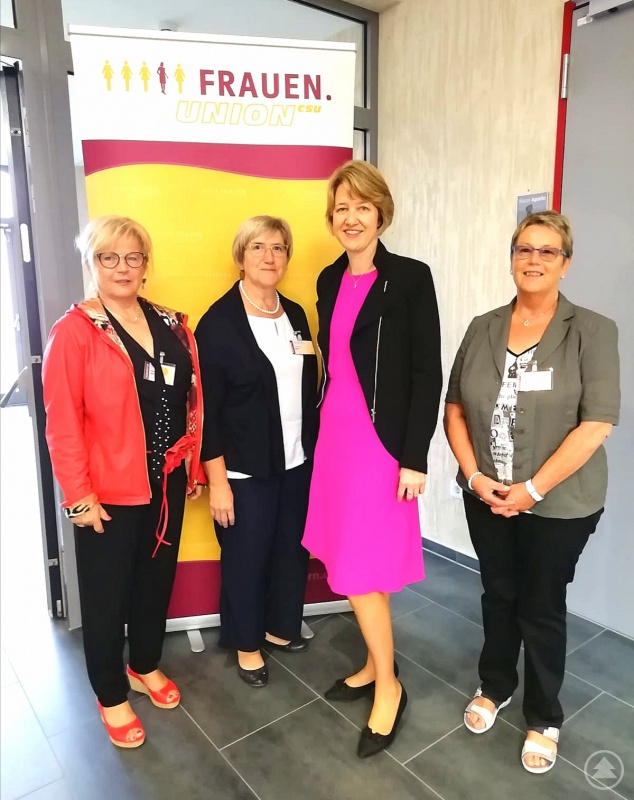 (von links nach rechts) FU-Kreisvorsitzende Helga Weinberger, Landesdelegierte Johanna Kössl, stellv. FU- Landesvorsitzende Dr. Anja Weisgerber, MdB, sowie Landesdelegierte Waltraud Weiß.