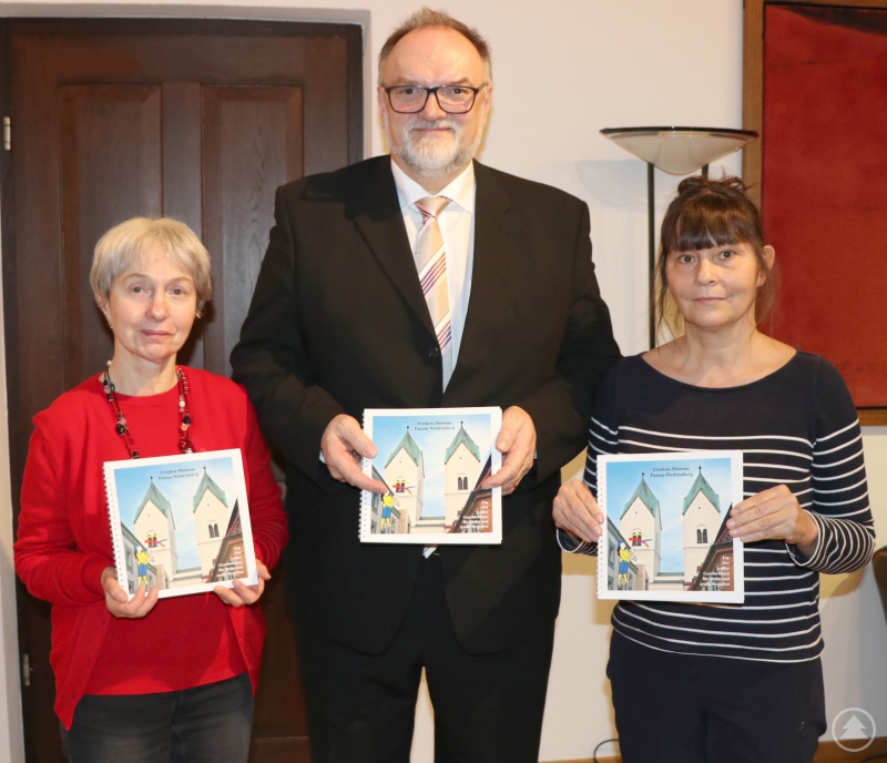 Dr. Helen Ketter (rechts) und Anna-Luise Frischhut vom Verein zur Erhaltung und Pr&auml;sentation der Niedernburger Fresken freuen sich &uuml;ber die Unterst&uuml;tzung von Oberb&uuml;rgermeister J&uuml;rgen Dupper f&uuml;r den Museumsf&uuml;hrer.
