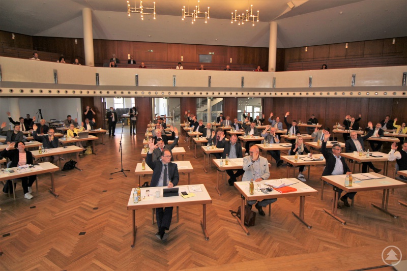 Der Kreistag Freyung-Grafenau während der konstituierenden Sitzung im Mai 2020 im Kursaal in Freyung. Zu dieser Zeit war ein Zusammenkommen OHNE Maske noch möglich.
