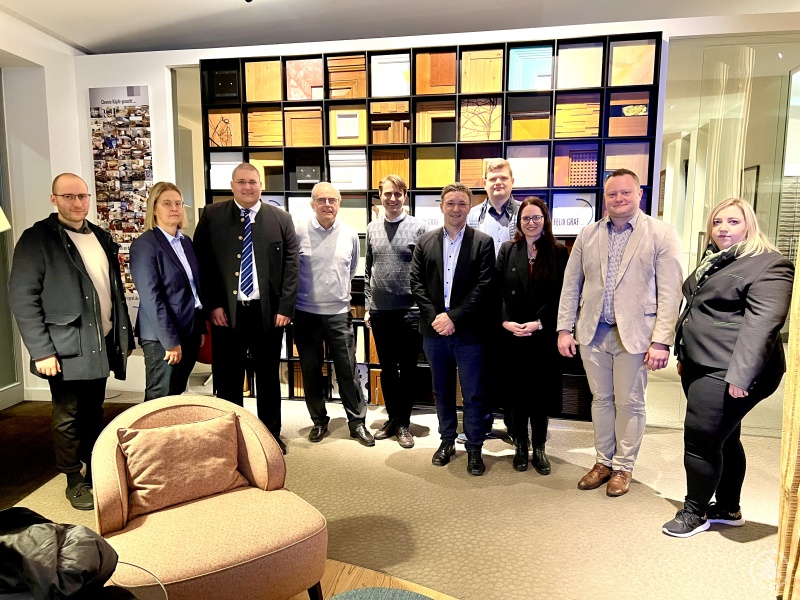 Besichtigten die Räumlichkeiten der Felix Graf GmbH in Zenting: (v. links n. rechts) Stefan Weber, FU-Kreisvorsitzende Christine Engel, JU-Kreisvorsitzender Christoph Weishäupl, Felix Graf, Felix Constantin Graf, MdL Max Gibis, Martin Höppler, Jaroslava Pongratz, MU-Kreisvorsitzender Stefan Behringer und Maria Maier.