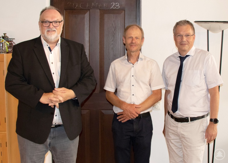 Oberbürgermeister Jürgen Dupper (von links), der künftige ASG-Schulleiter Dr. Wolfgang Holzer und Peter Brendel, Ministerialbeauftragter für die Gymnasien in Niederbayern