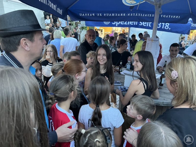 Die Voice-Kids-Zwillige Anja und Jana nahmen sich nach dem Auftritt viel Zeit, um ihre Fans mit Autogrammen auszustatten.