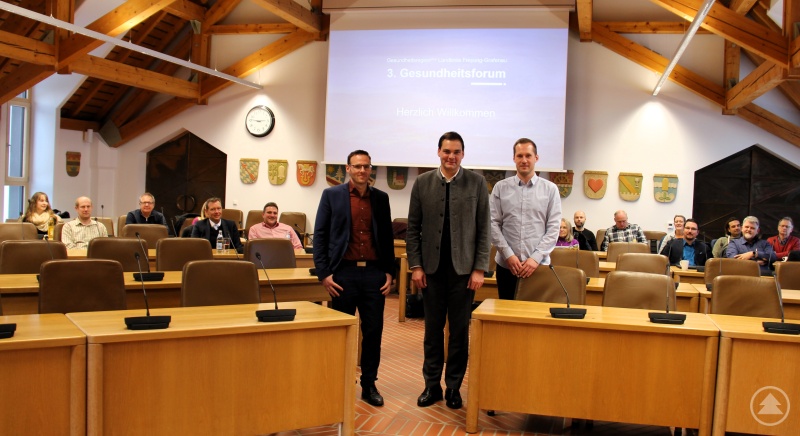 Im Rahmen des Gesundheitsforums bot Referent Oliver Legler vom LGL (Mitte von links) unter anderem dem Vorsitzenden Landrat Sebastian Gruber und dem Geschäftsstellenleiter der GesundheitsregionPlus René Kurtz einen Einblick in den aktuellen Stand der ambulanten ärztlichen Versorgung im Landkreis und skizzierte zu erwartende Entwicklungen.