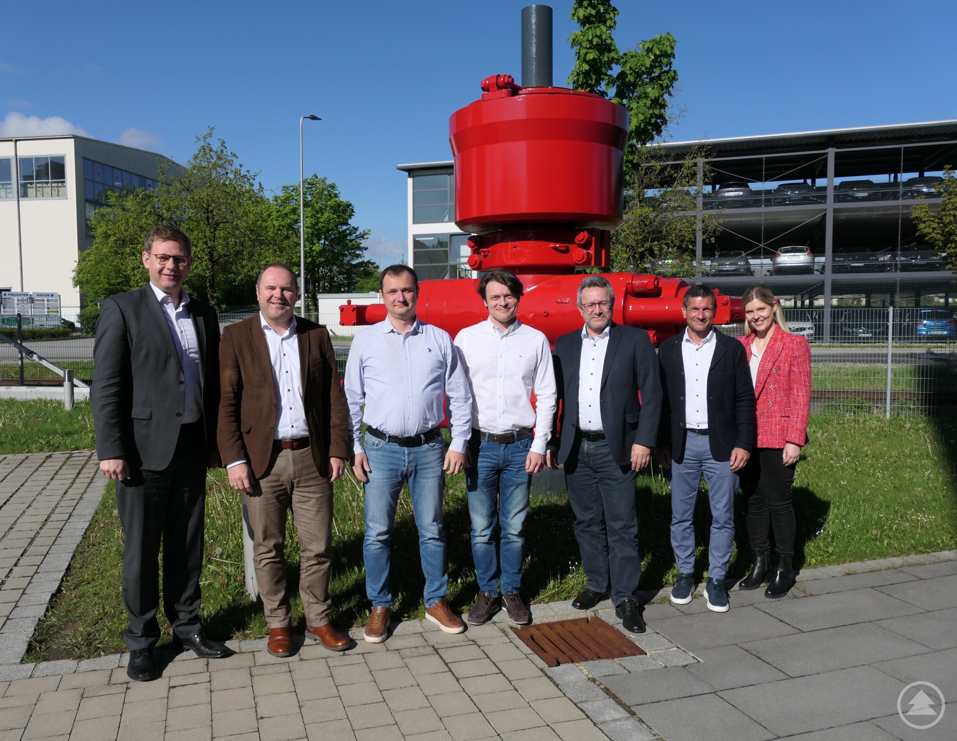 v. l. Thomas Erndl (MdB), Stefan Weinberger (Personalleiter der Firma STREICHER), Volodymyr Hlukhenkyi (Datenanalyst bei der Firma STREICHER), Anton Achatz (Abteilungsleiter Controlling bei der Firma STREICHER), Philipp Lehmann (Teamleiter Datenanalyse der Firma STREICHER), Peter Weindl (Vorsitzender der Geschäftsführung der Agentur für Arbeit Deggendorf), Melanie Ritzinger (Teamleiterin Markt und Integration im Jobcenter Deggendorf)