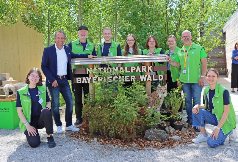 Umweltminister Thorsten Glauber mit dem Team der Ferienregion und des Nationalparks Bayerischer Wald, die sich noch bis 21. Mai gemeinsam auf der Landesgartenschau präsentieren. Hauptthema ist der Luchs.