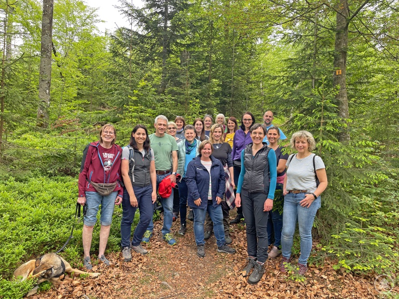 Nationalparkleiterin Ursula Schuster (4.v.r.) unterwegs mit Schul- und Kindergarten-Vertretern am Rundweg Flusskrebs.