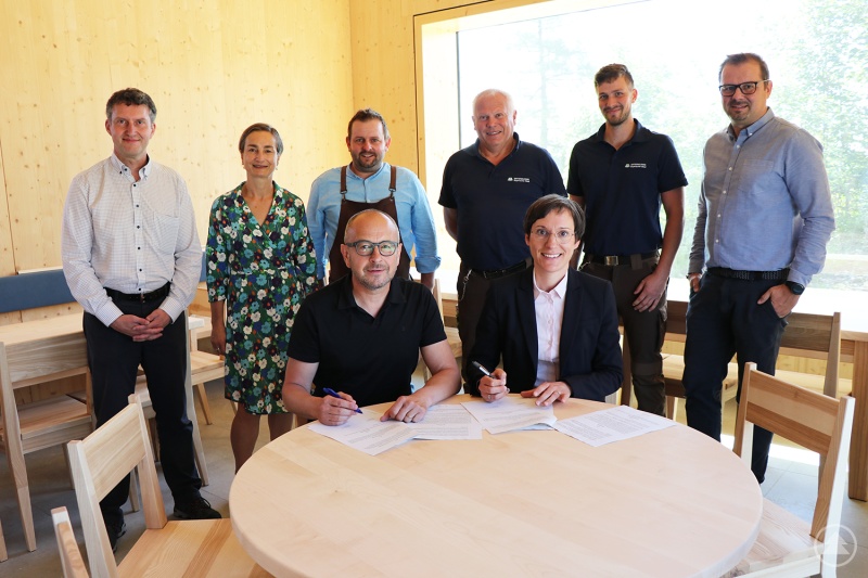 Nationalparkleiterin Ursula Schuster und Pächter Bernhard Fuchs (vorne) unterzeichneten den Pachtvertrag für das Café Wistlberg. Darüber freuten sich auch die Nationalparkmitarbeiter Hubert Wachter (l.), Hans-Georg Simmet (3.v.r.) und Johannes Schmid (2.v.r) sowie das Team vom Gasthaus Fuchs mit Birgit Fuchs (2.v.l.), Thomas Dorner (3.v.l.) und Stefan Dorner (r.).