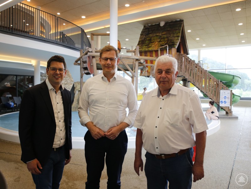 Günter Schon (v.l.) führte Thomas Erndl (MdB) und Bürgermeister Martin Pichler durch die Erlebnis- Themenwelten des Familotel Schreinerhof.