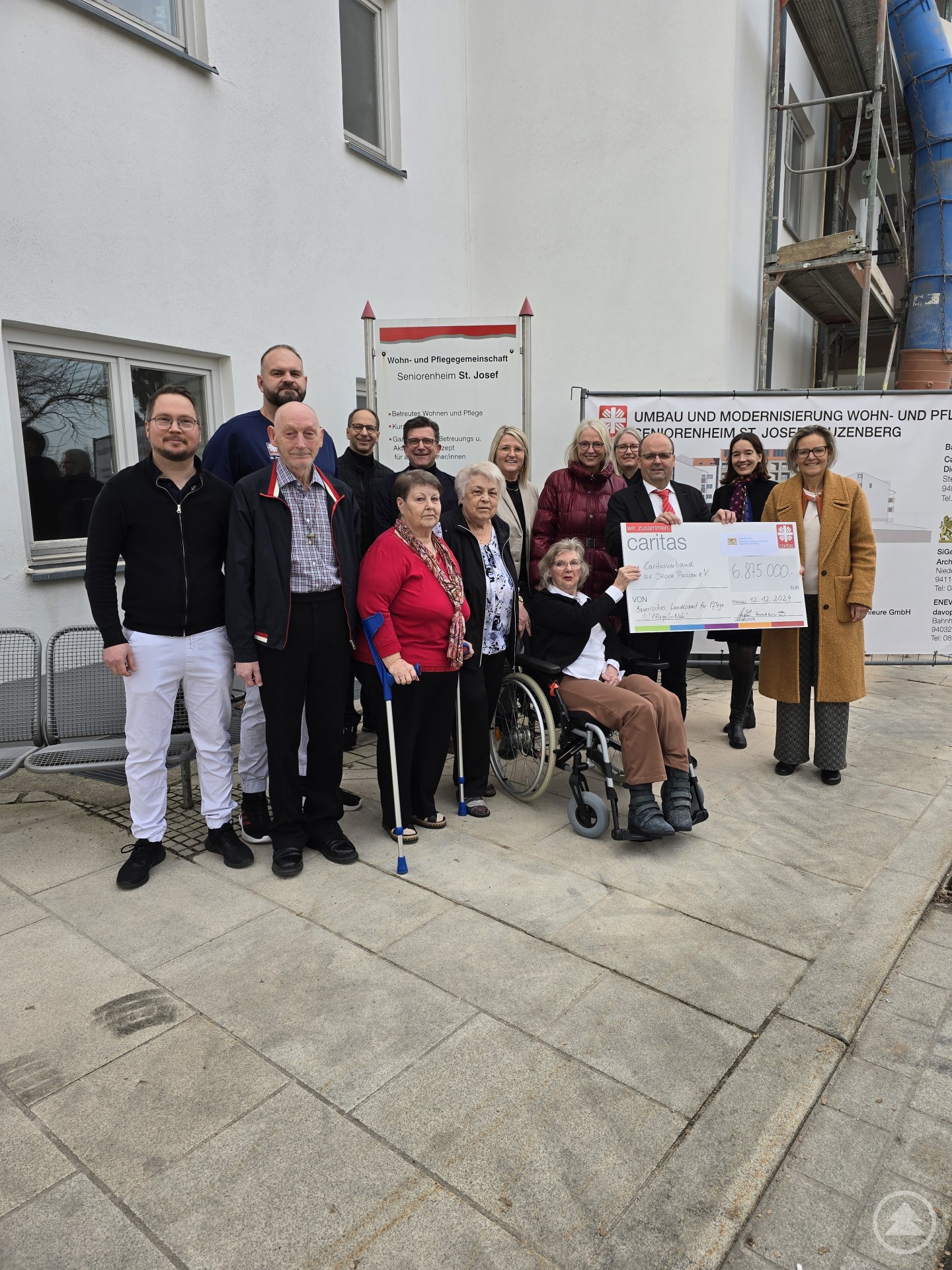 Der Förderbescheid für St. Josef kam bestens an. Vor allem bei den Heimbeiräten (vorne v.li.) Franz Knödlseder, Frieda Heindl, Erna Müller und Margaretha Fronhöfer. Mit ihnen freuen sich der Einrichtungsleiter Franz Sicklinger und Caritasdirektorin Andrea Anderlik sowie (hinten v.li.) die Stationsleiter Andreas Balzer und Norbert Allmannsberger, der Sanitär- und Elektroplaner Bernhard Nigl, der Architekt Markus Donhauser, die Hauswirtschaftsleiterin Ulrike Moser, Bürgermeisterin Gudrun Donaubauer, Caritas Abteilungsleiterin Menschen mit Pflegebedarf Brem Heidi und Ines Fasching-Jarzombek, Caritas Stabsstelle Bau.