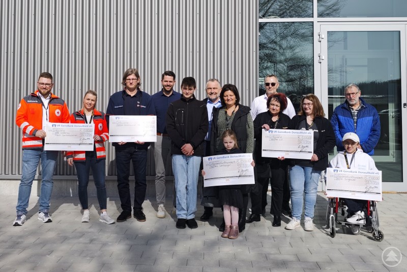 Die Begünstigten der Spendenaktion gemeinsam mit Christoph Roll (Prokurist/CFO), Werner Borth (CEO) und Ron Friedl (Director of Operations) von Nidec SYS nach der offiziellen Scheckübergabe. Die Begünstigten der Spendenaktion gemeinsam mit Christoph Roll (Prokurist/CFO), Werner Borth (CEO) und Ron Friedl (Director of Operations) von Nidec SYS nach der offiziellen Scheckübergabe.