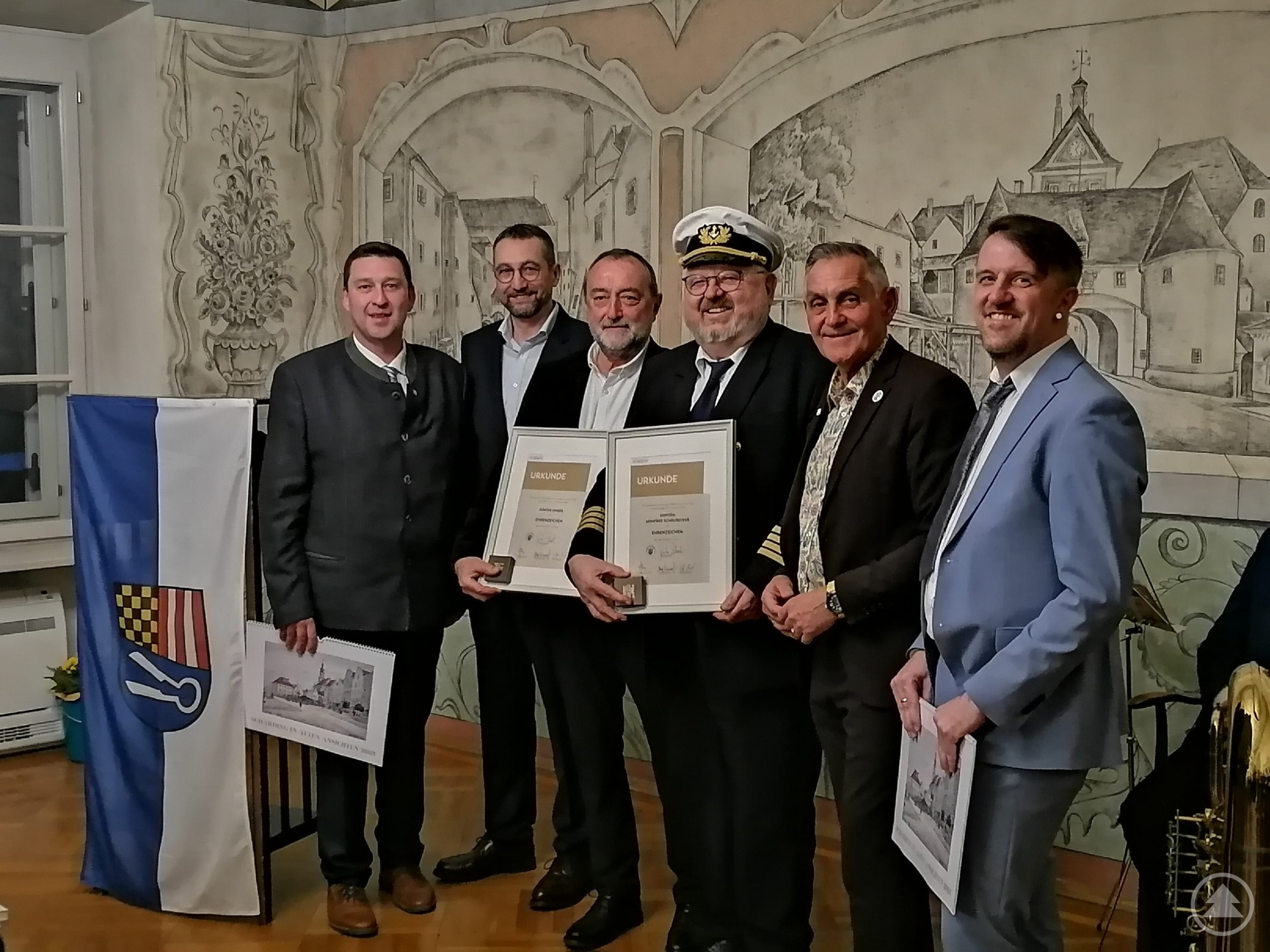 3. Vizebürgermeister Stefan Schneebauer, 1. Vizebürgermeister Mag. Christoph Danner, Günter Unger, Kapitän Manfred Schaurecker, Bürgermeister Günter Streicher und 2. Vizebürgermeister Mag. Stefan Wimmer bei der Verleihung des Ehrenringes der Stadt Schärding.