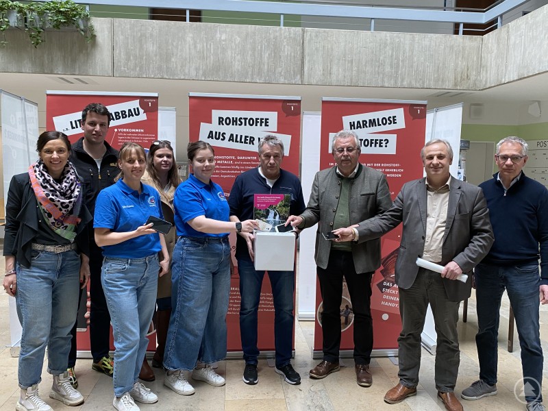 Brachten bereits die ersten alten Handys zur Recyclingbox im Landratsamt: Julia Stadler (kommunale Jugendpflegerin), Dominik Zankl (KJR), Michaela Dilger (KJR), Magdalena Schub (KJR), Karolina Zellmeier (stellvertr. KJR-Vorsitzende), Richard Maier (Geschäftsführer KJR), Landrat Josef Laumer, Gangolf Wasmeier (Geschäftsführer ZAW), Konrad Reitinger (Abteilungsleiter Anlagen und Stoffströme ZAW, von links). Brachten bereits die ersten alten Handys zur Recyclingbox im Landratsamt: Julia Stadler (kommunale Jugendpflegerin), Dominik Zankl (KJR), Michaela Dilger (KJR), Magdalena Schub (KJR), Karolina Zellmeier (stellvertr. KJR-Vorsitzende), Richard Maier (Geschäftsführer KJR), Landrat Josef Laumer, Gangolf Wasmeier (Geschäftsführer ZAW), Konrad Reitinger (Abteilungsleiter Anlagen und Stoffströme ZAW, von links).