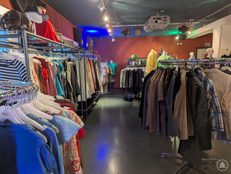 Ob hier ein neues Lieblingsstück dabei ist? Die Auswahl stimmt auf jeden Fall - für sie und ihn Second-hand-Kleidung bei der Kleidertauschparty im Deggendorfer Jugendcenter 4You