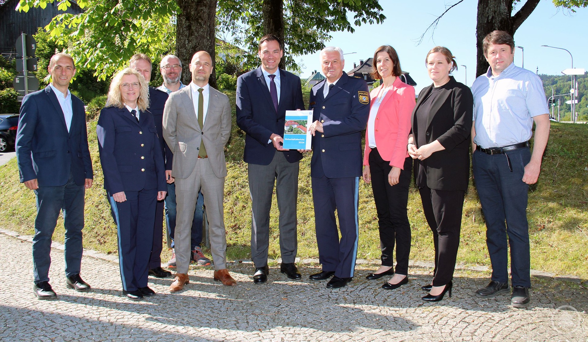Sicherheitsgespräch zwischen Polizei und Landratsamt Freyung-Grafenau zur Vorstellung der Kriminalstatistik 2024. Gruppenfoto der Teilnehmer des Sicherheitsgesprächs zwischen Polizei und Landratsamt Freyung-Grafenau.
