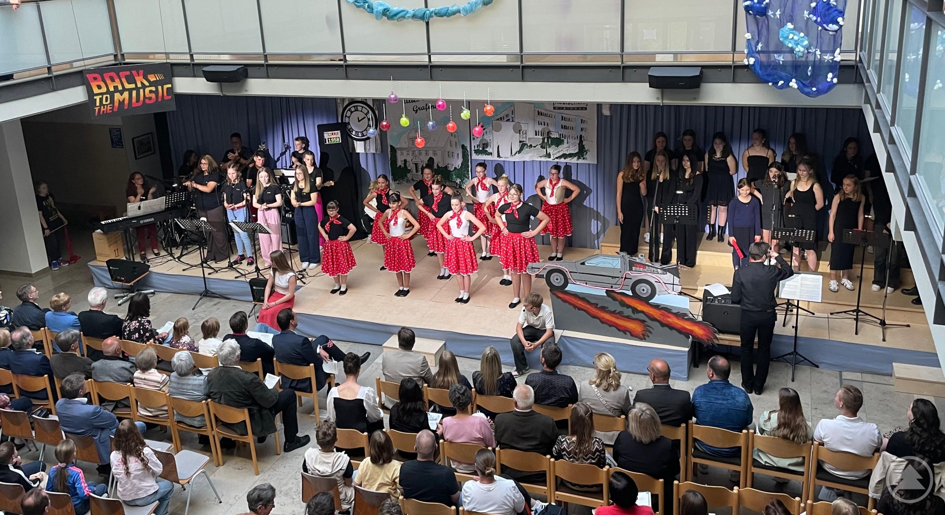Eine musikalische Zeitreise durch die letzten Jahrzehnte wurde dem begeisterten Publikum an der Realschule Grafenau beim Schulkonzert von der Band, dem Chor und der Tanzgruppe dargeboten. Schülerinnen und Schüler der Realschule Grafenau auf der Bühne während des Schulkonzerts, begleitet von Band, Chor und Tanzgruppe.