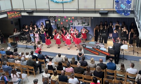 „Let me entertain you!“ – Realschule Grafenau begeistert mit buntem Schulkonzert