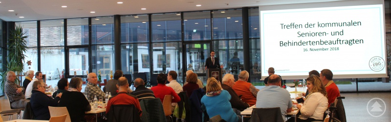 Landrat Sebastian Gruber begrüßt die Teilnehmer des Treffens in den Wolfsteiner Werkstätten.