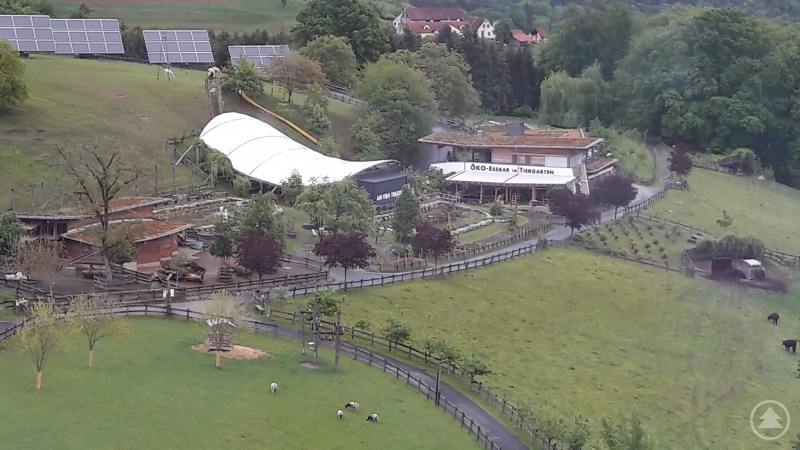 Der Blick auf den „essbaren Tiergarten“ und die Öko-Essbar von der Schokoladenmanufaktur aus.