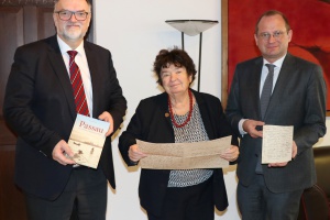 Ehemalige Stadtheimatpflegerin schenkt der Stadt Passau historisch bedeutsame Schriftstücke