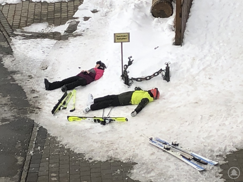 Lustige Augenblicke bei der Abfahrt