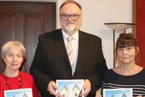 Freskenmuseum Niedernburg: Neuer Museumsf&uuml;hrer findet auch im Rathaus Anklang