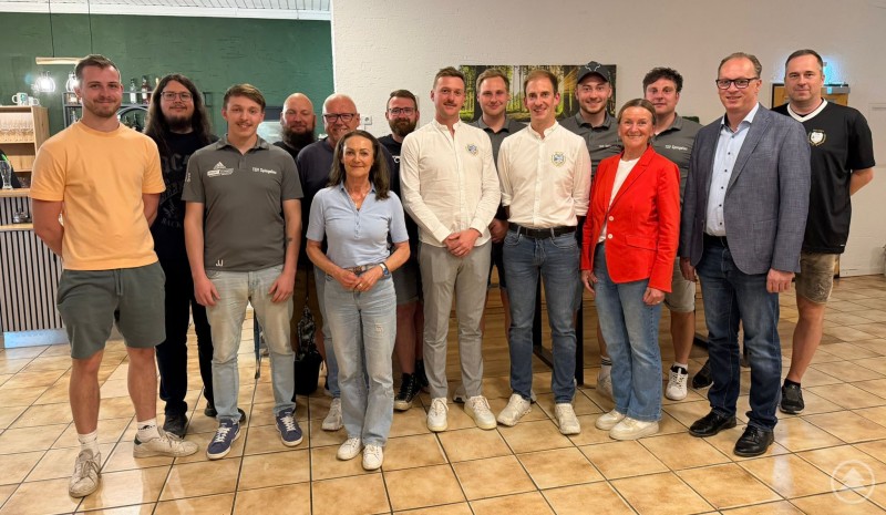 Das Foto zeigt die neu gewählte Vorstandschaft mit den Ehrengästen Elke Proßer-Greß und MdL Martin Behringer. Gruppenfoto mit rund 15 Personen im Innenraum eines Vereinsheims. Die neu gewählte Vorstandschaft des TSV Spiegelau steht gemeinsam mit Ehrengästen in einer Reihe und blickt in die Kamera.