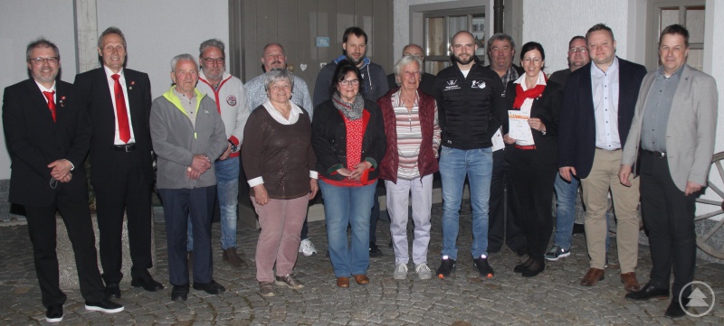 Viele Mitglieder wurden für langjährige Treue zum Verein geehrt. Die Vorsitzenden Willi Weber (l.), Richard Lentner (2. v. l), Bürgermeister Alexander Mayer (r.) und Stadtrat Stefan Behringer (2. v. r.) gratuierten.