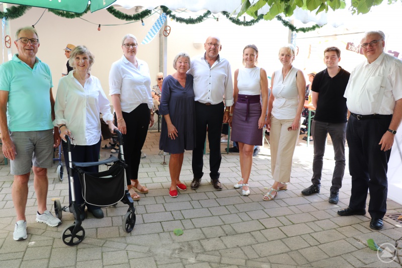 In großer Runde den langjährigen Leiter gewürdigt: v. li. Josef Fisch, Margarete Fronhöfer, Heidi Brem, Regina und Franz Hackl, Mag.a (FH) Andrea Anderlik, MSc, Bürgermeisterin Gudrun Donaubauer, Kaplan Simon Steinbauer und Stadtpfarrer Alfons Eiber.