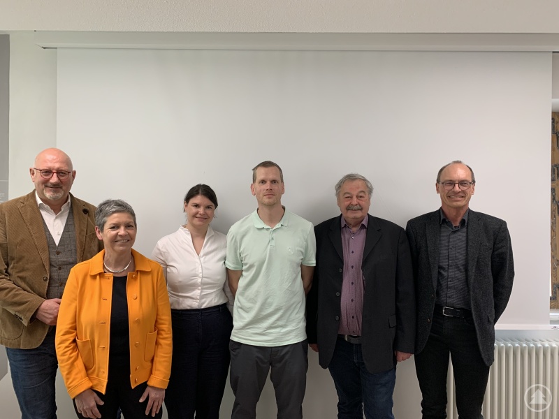 Initiator MdL Manfred Eibl (1.v.l.) und 1. Vorsitzender Werner Weny (2.v.r.) bedankten sich bei den Referenten Doris Reuschl (2.v.l.), Raphaela Buchberger (3.v.l.), Jens Unger (3.v.r.) und Rolf-Peter Klar (1.v.r.) für die Vorstellung der verbesserten Fördermöglichkeiten im Wohnungsbau.