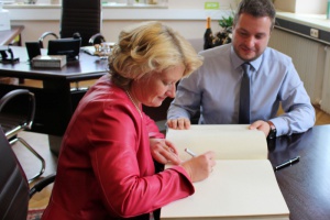 Rita Hagl-Kehl bespricht kommunalpolitische Belange mit Bürgermeister Daniel Graßl