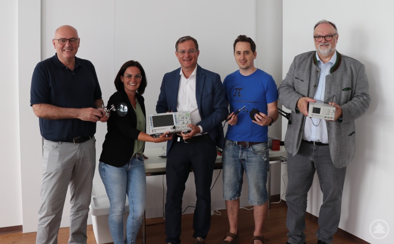 Oberbürgermeister Jürgen Dupper (rechts) beim Besuch im neuen Maker-Space in Ried im Innkreis sowie (v. links) Christoph Wiesner (Bezirksstellenleiter WKO OÖ), Verena Schnetzlinger (Geschäftsführung Techno-Z), Bürgermeister Stadt Ried im Innkreis Bernhard Zwielehner und Gerald Infanger (Gründer und Geschäftsführer MatheArena GmbH).