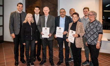 „Viel bewegen für die Heimat“: Landrat Sebastian Gruber überreicht Urkunden an drei kommunalpolitisch engagierte Persönlichkeiten aus dem Landkreis Freyung-Grafenau