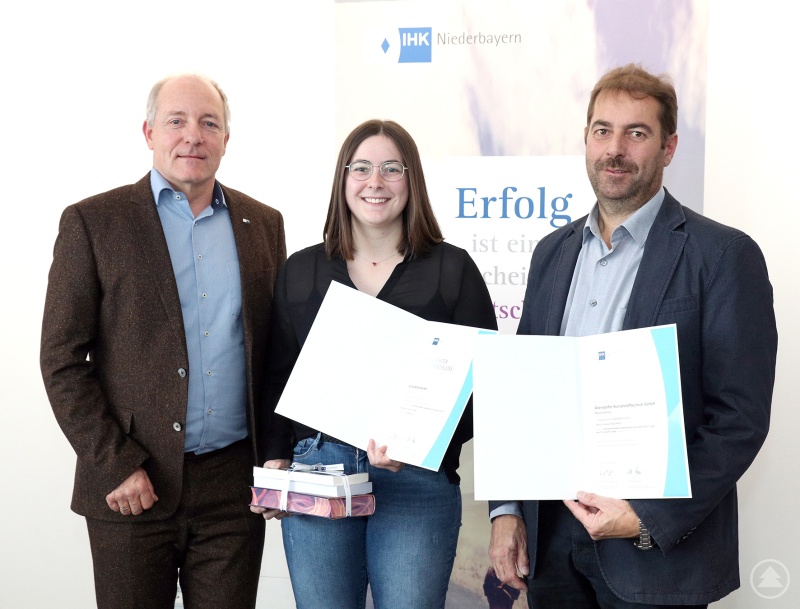 Julia Altendorfer legte im vergangenen Jahr in ihrem Ausbildungsberuf die beste Abschlussprüfung Bayerns ab. Zu dieser großartigen Leistung gratulierte ihr IHK-Präsident Thomas Leebmann (l.) sowie ihr Vater und zugleich Chef Richard Altendorfer.