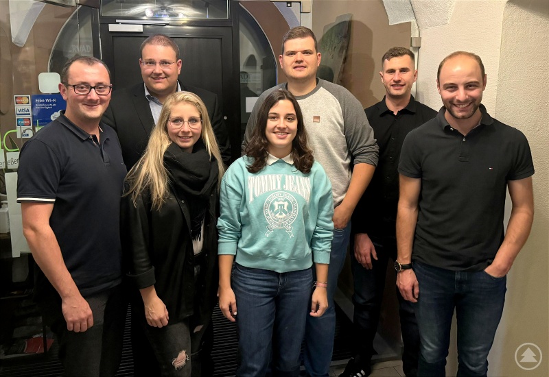 Führen am 13. Januar 2024 wieder eine Christbaumsammlung durch: Die Mitglieder der Jungen Wähler Union Freyung e. V. um (v. links n. rechts) Ludwig König, Stadtrat Christoph Weishäupl, Sabrina Brunner, Franziska Michl, Martin Höppler, Andreas Weigerstorfer und Stadtrat Dr.-Ing. Sebastian Weber.