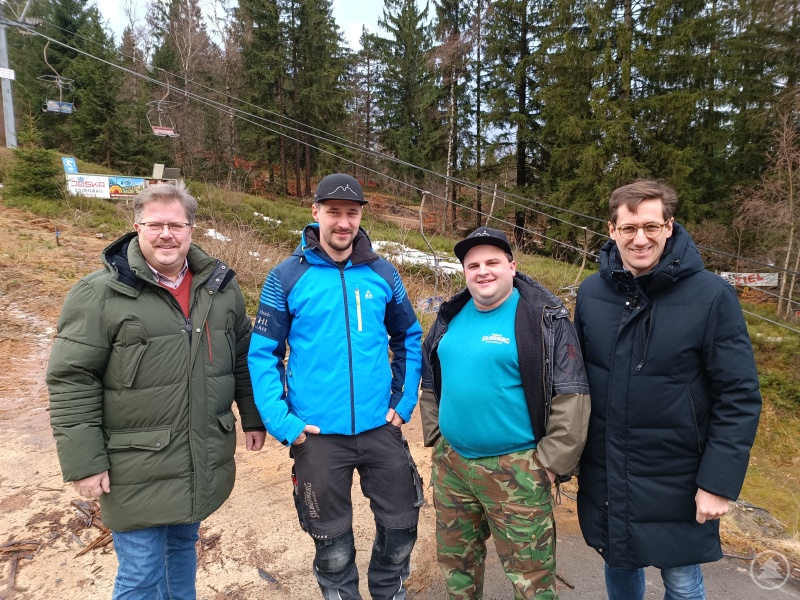 Kein Schnee findet sich auf der Skipiste des Bodenmaiser Hausbergs: Die Betreiber der Silberbergbahn, Thomas Hüblein (2. v. re.) und Sebastian Zistler (2. v. li.), suchen daher nach alternativen Nutzungsmöglichkeiten für das Areal. Bürgermeister Joachim Haller (1. v. li.) und MdL Dr. Stefan Ebner (1. v. re.) stellten sie nun ihre Pläne zur Errichtung eines Coasters als ganzjährige witterungsunabhängige Attraktion am Silberberg vor.